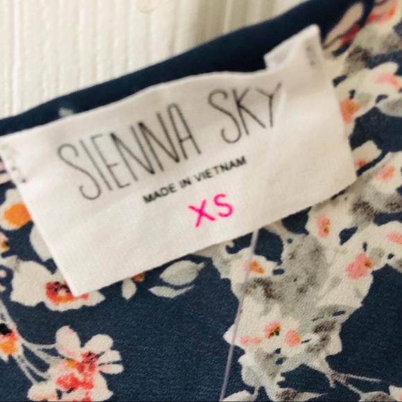 NWT SIENNA SKY Navy floral lightweight spaghetti strap tank top size XS - Picture 3 of 7